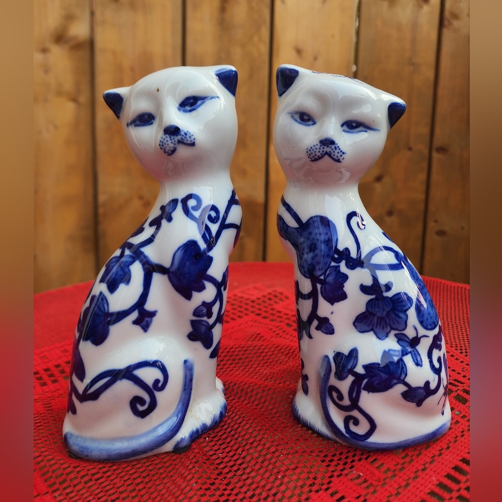 Vintage pair of ceramic cats, blue and white mantlepiece decor